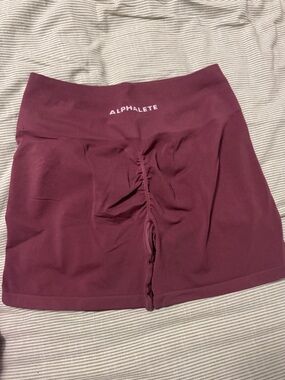 Alphalete High-Waist Shirred Biker Shorts - Burgundy